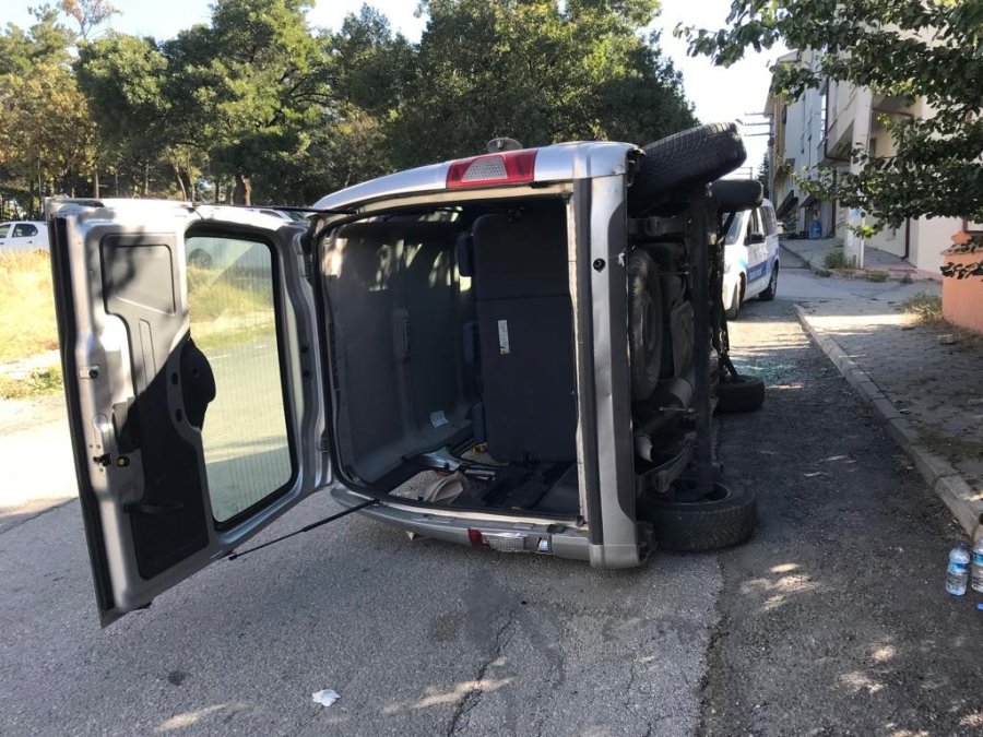 Kazada Yan Yatan Otomobilin Sürücüsü Yaralandı