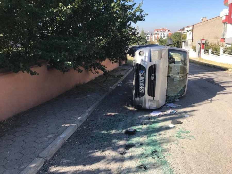 Kazada Yan Yatan Otomobilin Sürücüsü Yaralandı
