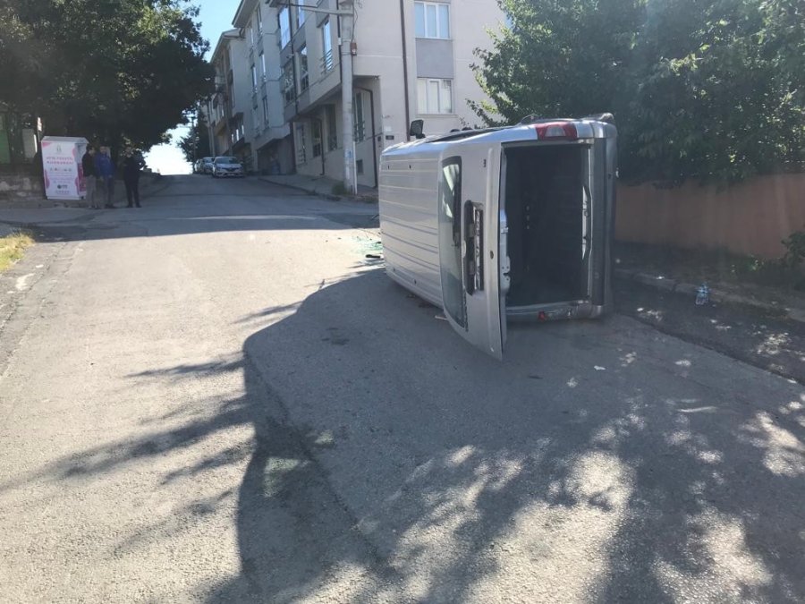 Kazada Yan Yatan Otomobilin Sürücüsü Yaralandı