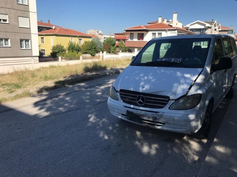 Kazada Yan Yatan Otomobilin Sürücüsü Yaralandı