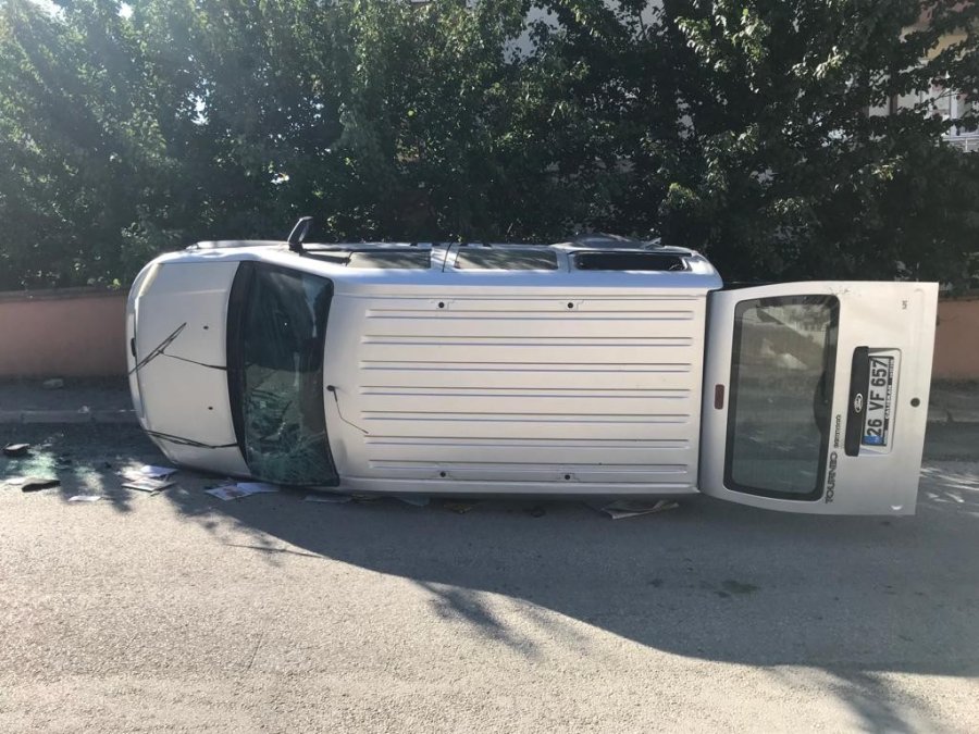 Kazada Yan Yatan Otomobilin Sürücüsü Yaralandı