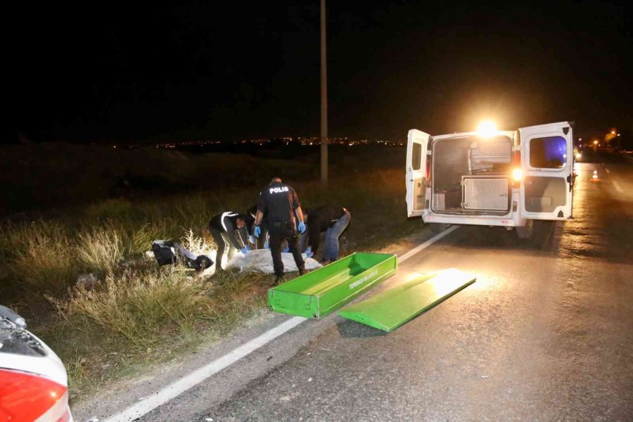 Karanlık Caddede Yolun Karşısına Geçmek İsterken Canından Oldu