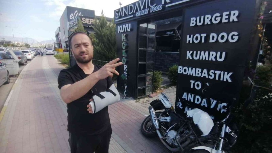 İşyerinin Önünde Meydana Gelen Kazalara İsyan Etti