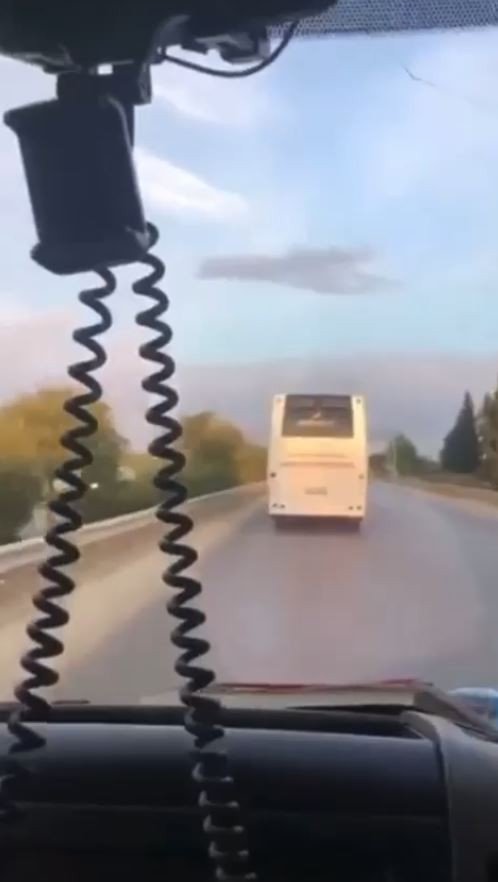 Siren Çalıp Uyarı Yapan Ambulansa Israrla Yol Vermedi