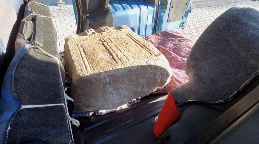 Araçta Roma Dönemine Ait Mezar Steli Ele Geçirildi