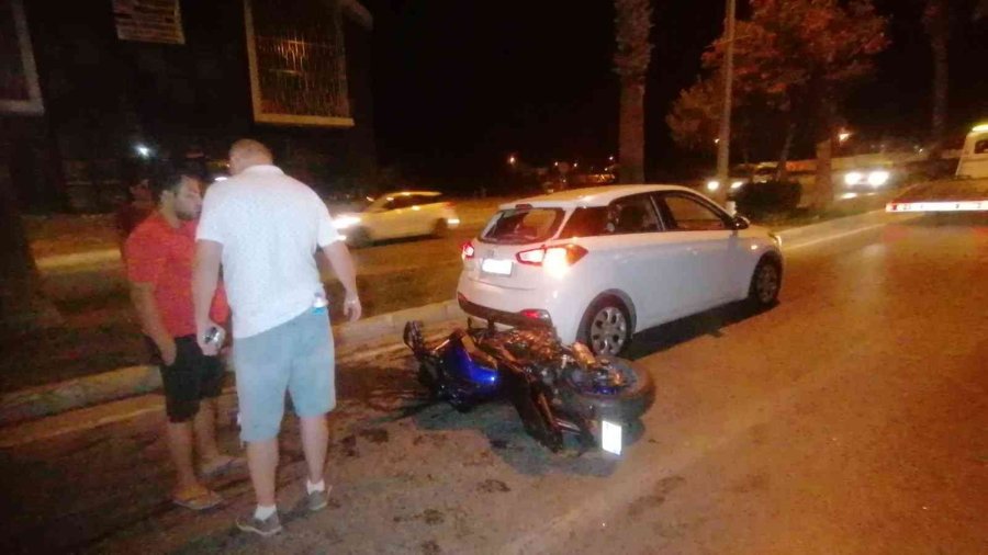 Otomobile Çarpan Alkollü Motosiklet Sürücüsü Yaralandı