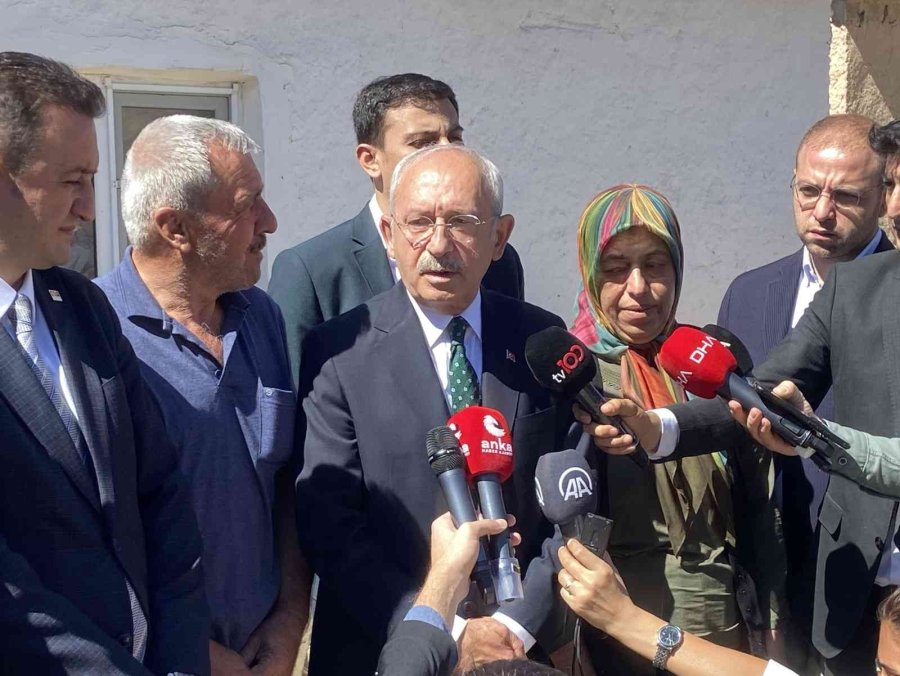 Kılıçdaroğlu Deaş Tarafından Kaçırılıp Şehit Edildiği İleri Sürülen Askerin Ailesini Ziyaret Etti