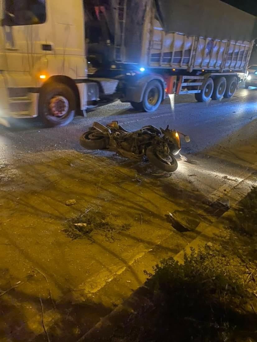 Otomobil Önce Motosiklete Sonra Refüje Çarptı: 1 Yaralı