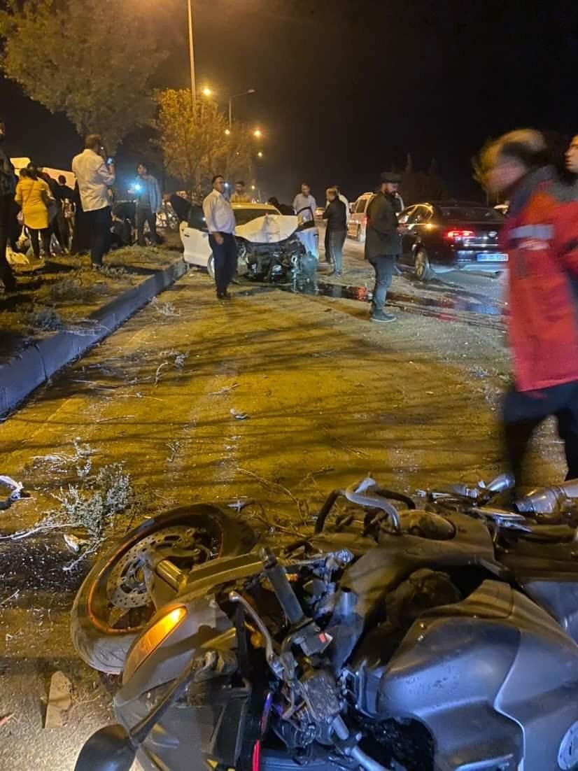 Otomobil Önce Motosiklete Sonra Refüje Çarptı: 1 Yaralı