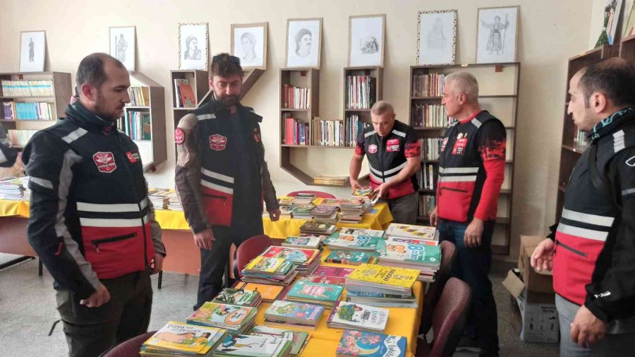 Motosikletlerle Köy Okuluna Bin 222 Kitap Bağışladı