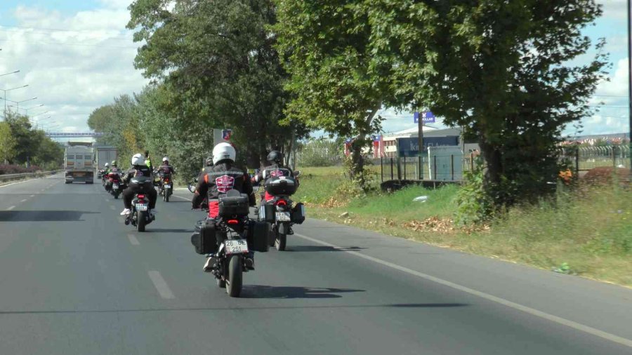 Motosikletlerle Köy Okuluna Bin 222 Kitap Bağışladı