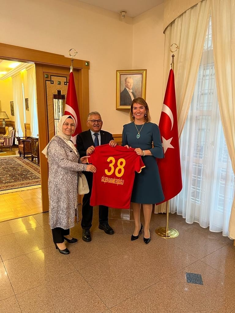 Büyükkılıç Başkanlığındaki Kayseri Heyeti Macaristan’da