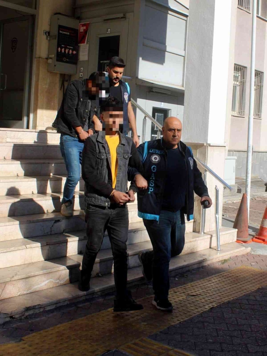 Birlikte Gezintiye Çıktıkları Arkadaşlarının Telefonunu Gasp Eden Gençler Gözaltına Alındı
