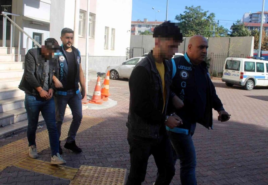 Birlikte Gezintiye Çıktıkları Arkadaşlarının Telefonunu Gasp Eden Gençler Gözaltına Alındı