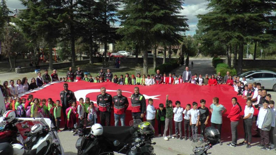 Motosikletlerle Köy Okuluna Bin 222 Kitap Bağışladı