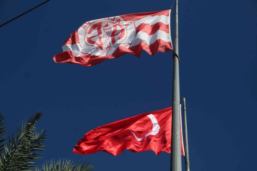 Antalya’da Yenilenen Dev Türk Bayrağı Ve Antalyaspor Bayrağı Göndere Çekildi