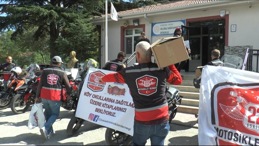 Motosikletlerle Köy Okuluna Bin 222 Kitap Bağışladı