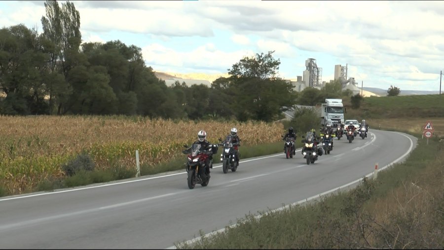 Motosikletlerle Köy Okuluna Bin 222 Kitap Bağışladı