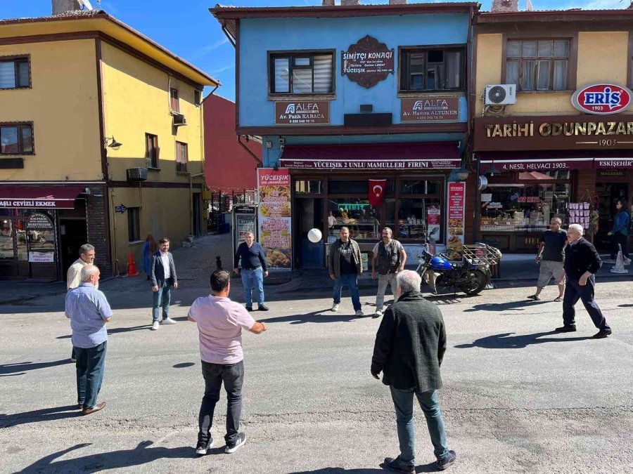 Cadde Kapatma Uygulamasını Top Oynayarak Protesto Ettiler