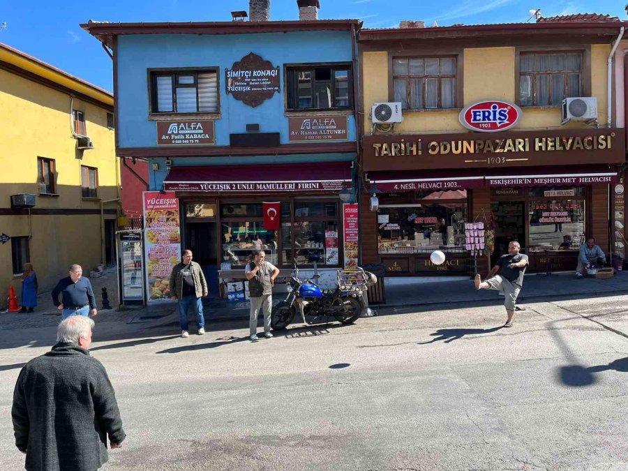 Cadde Kapatma Uygulamasını Top Oynayarak Protesto Ettiler