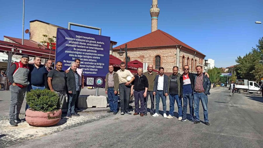 Cadde Kapatma Uygulamasını Top Oynayarak Protesto Ettiler