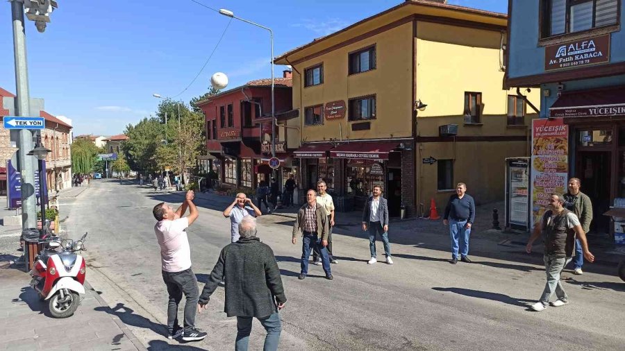 Cadde Kapatma Uygulamasını Top Oynayarak Protesto Ettiler