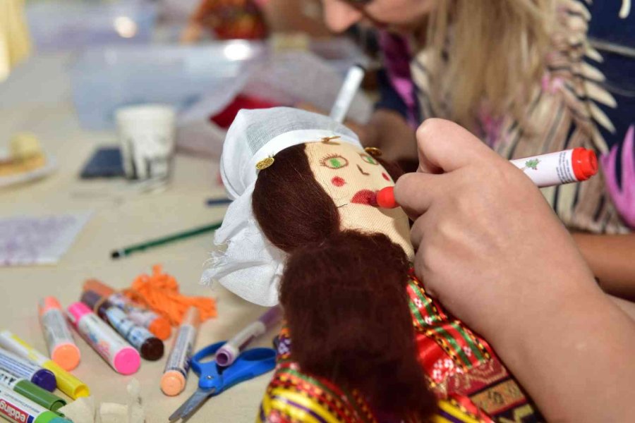 Anne Ve Çocukları Oyuncak Ve Sanat Atölyesi’nde Buluşuyor