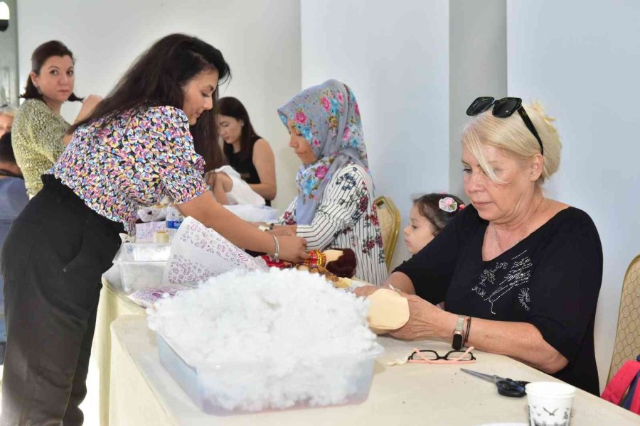 Anne Ve Çocukları Oyuncak Ve Sanat Atölyesi’nde Buluşuyor
