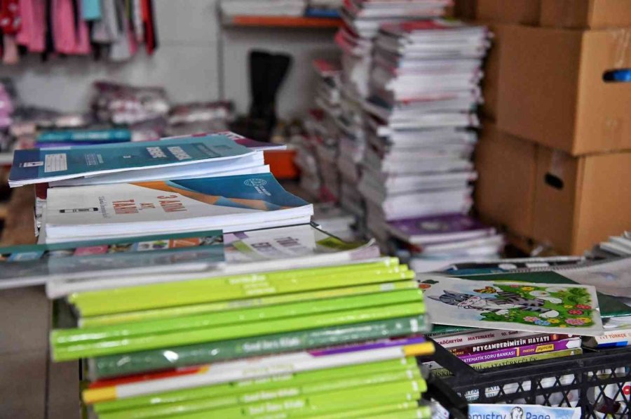 Geri Dönüşümden Öğrencilere Kitap