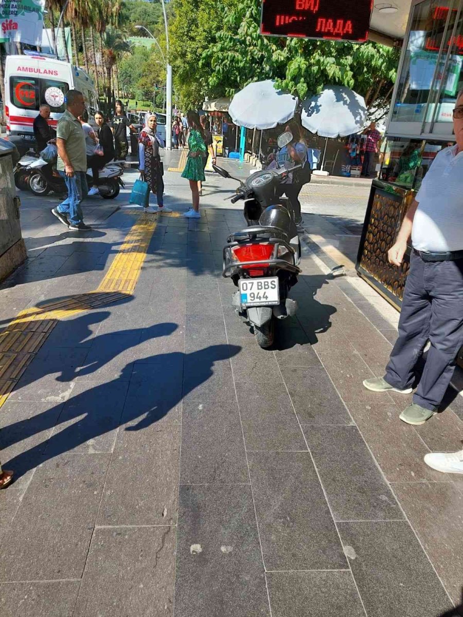 Motosikletin Çarptığı Yayaya İlk Müdahale Sağlık Müdüründen Geldi