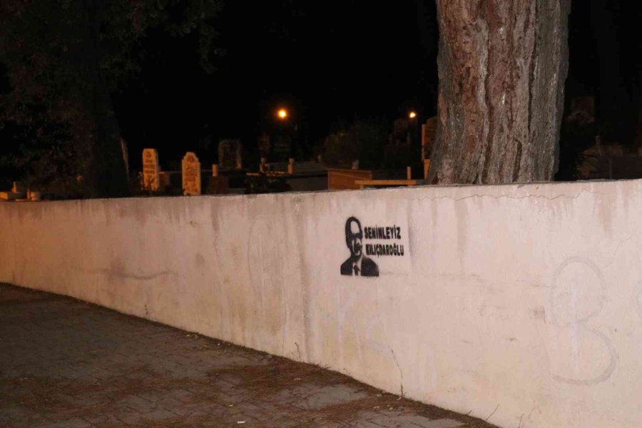 Mezarlık Duvarına ‘seninleyiz Kılıçdaroğlu’ Yazılı Şablon Basıldı