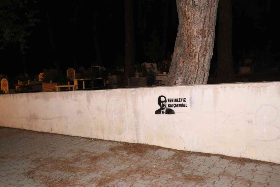 Mezarlık Duvarına ‘seninleyiz Kılıçdaroğlu’ Yazılı Şablon Basıldı