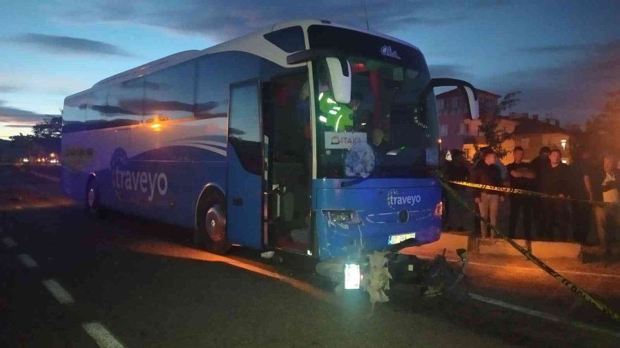 Antalya’da Tur Otobüsü Motosiklete Çarptı: 1 Ölü