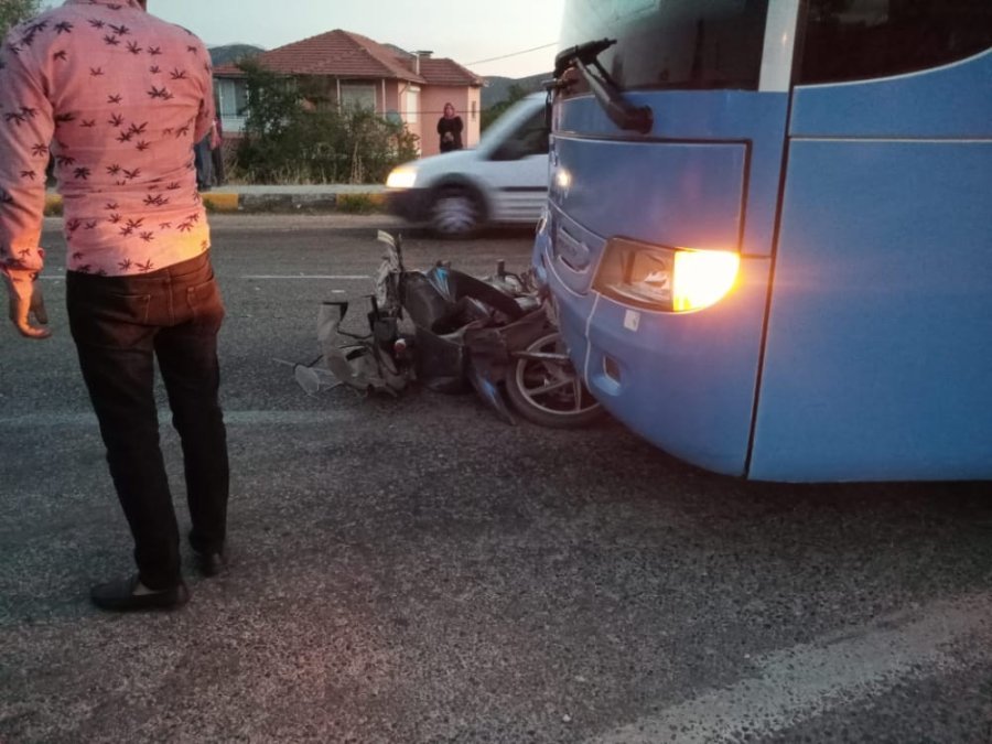 Antalya’da Tur Otobüsü Motosiklete Çarptı: 1 Ölü
