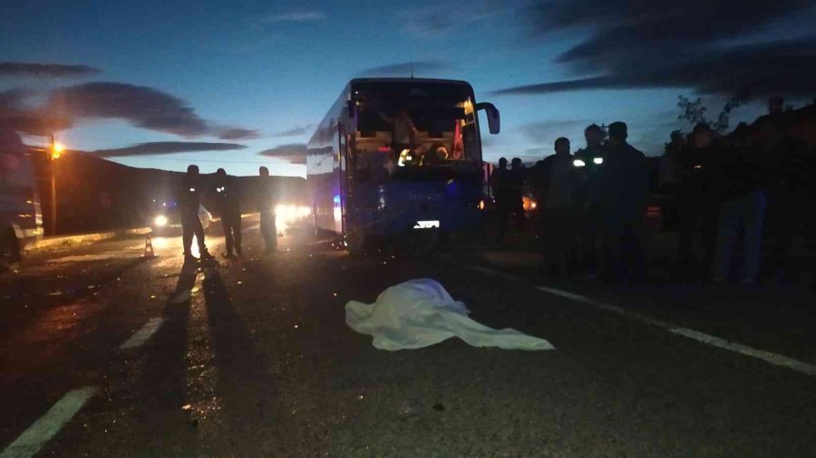 Antalya’da Tur Otobüsü Motosiklete Çarptı: 1 Ölü