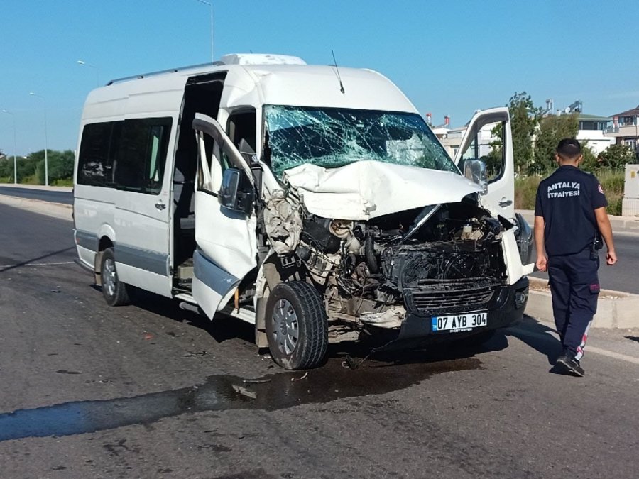 Tur Minibüsü İle Kamyonetin Karıştığı Kazada 2 Kişi Yaralandı