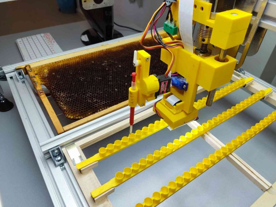 Bu Cihaz Arı Sütü Üretiminde Verimi 10 Katına Çıkartıyor