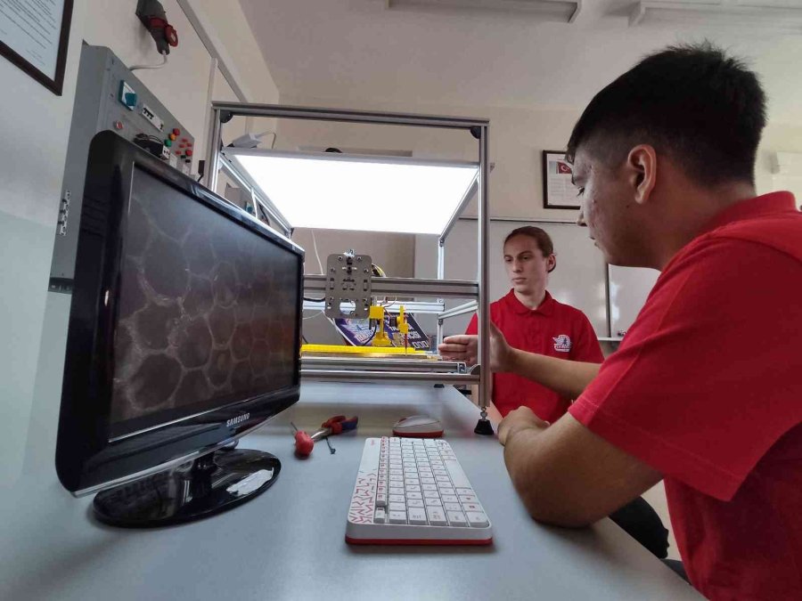 Bu Cihaz Arı Sütü Üretiminde Verimi 10 Katına Çıkartıyor