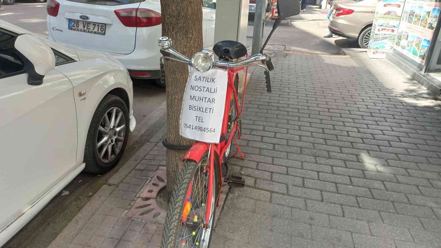 İlginç Sıfatlar Yazılı Satılık Bisikletler Alıcısını Bekliyor