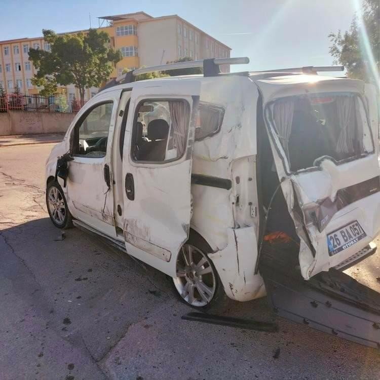Ehliyetsiz Sürücü Kullandığı Araçla Kaza Yaparak Yaralandı