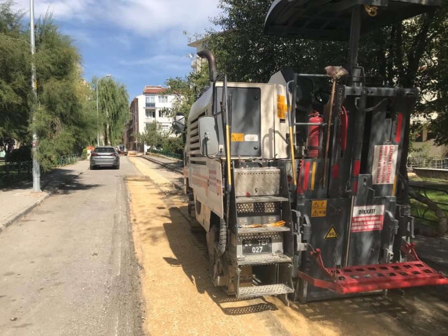 Duyarsızca Bırakılan Araçlar Yol Yapım Çalışmalarını Aksatıyor