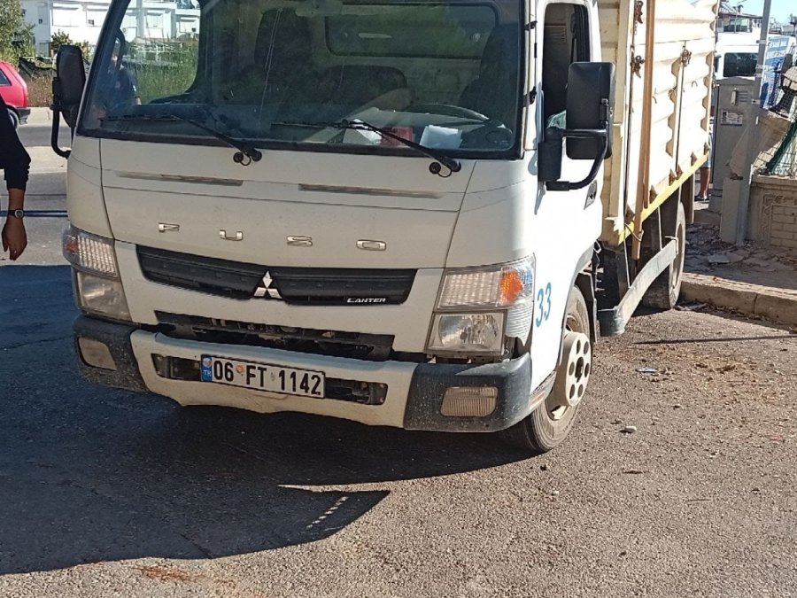 Tur Minibüsü İle Kamyonetin Karıştığı Kazada 2 Kişi Yaralandı