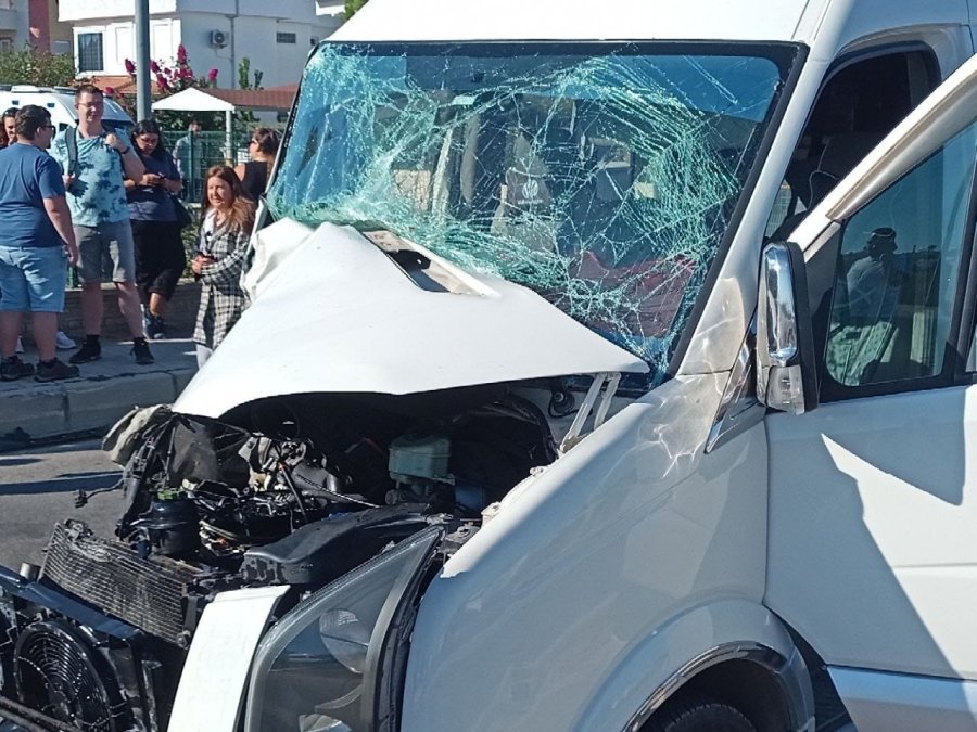 Tur Minibüsü İle Kamyonetin Karıştığı Kazada 2 Kişi Yaralandı