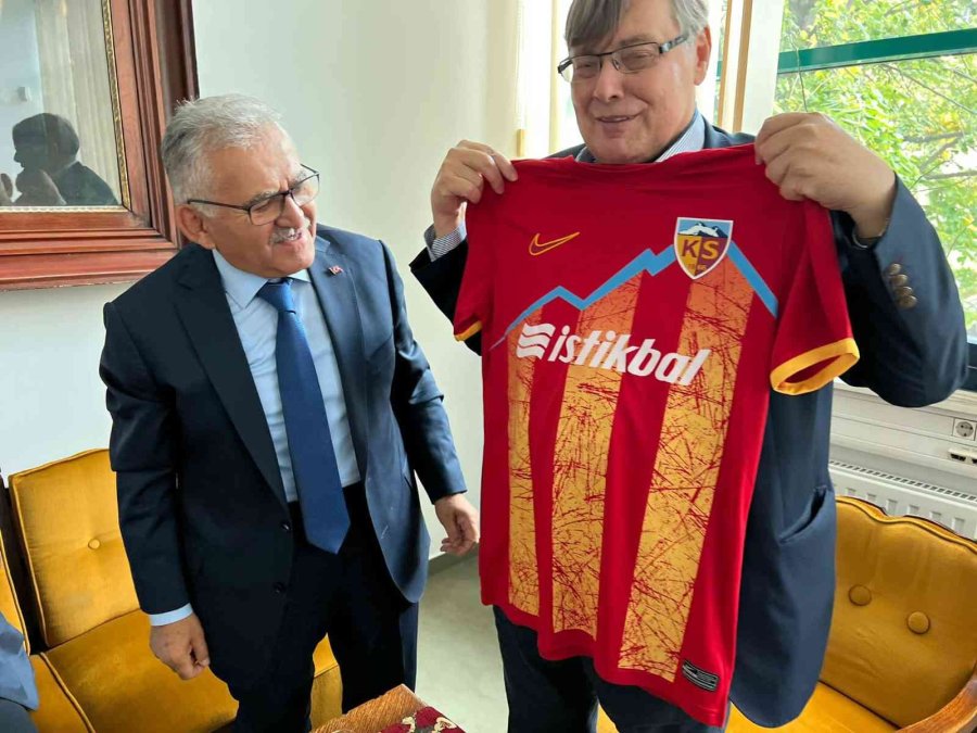 Başkan Büyükkılıç’ın Macaristan Temasları Sürüyor