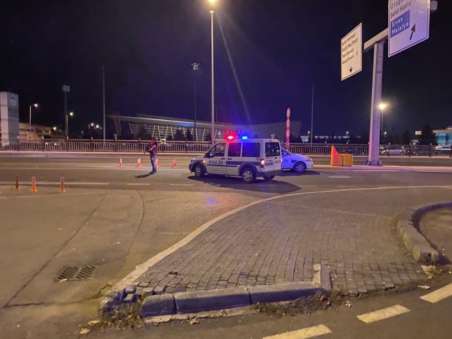 Unutulan Valiz Polis Ekiplerini Harekete Geçirdi