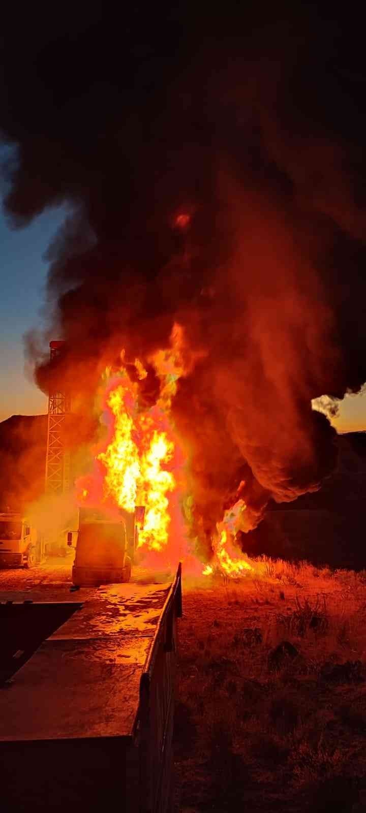 Antalya’da Sondaj Makinesi, Jeneratör Ve Kamyon Alev Topuna Döndü