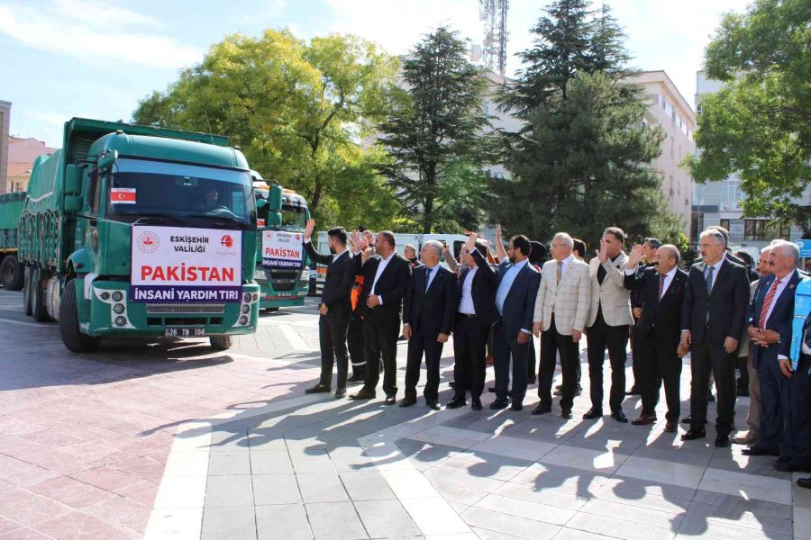 5 Bin 700 Yardım Malzemesi Pakistan’a Doğru Yola Çıktı