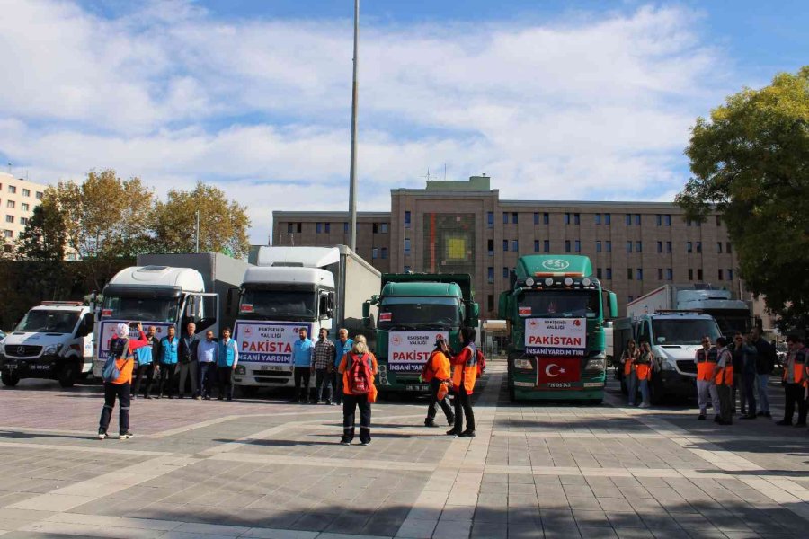 5 Bin 700 Yardım Malzemesi Pakistan’a Doğru Yola Çıktı