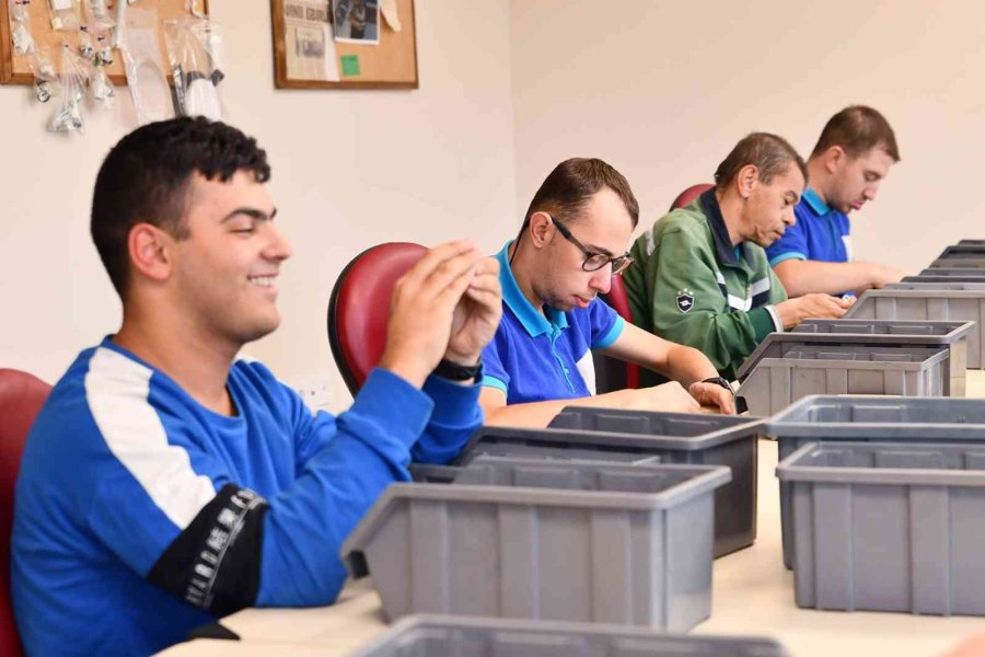 Özel Bireylerin Ellerinden 12 Buçuk Milyon Parça Çıktı