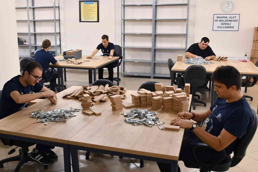 Özel Bireylerin Ellerinden 12 Buçuk Milyon Parça Çıktı